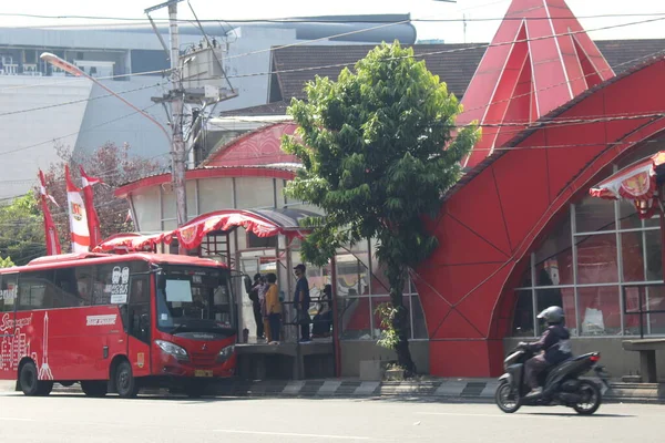 Červený Brt Bus Veze Pasažéry Útulku — Stock fotografie