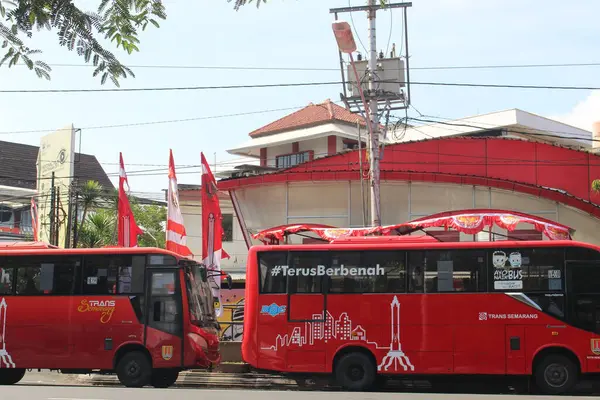 Red Brt Bus Carrying Passengers Bus Shelter — Fotografia de Stock