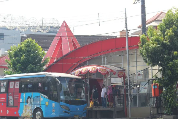 公共汽车上的乘客正在等公共汽车到达公共汽车候车亭 — 图库照片