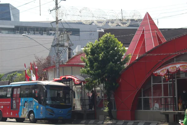 Bus Passengers Waiting Bus Arrive Bus Shelter — Fotografia de Stock