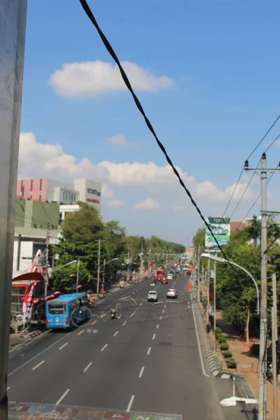 Büyük şehirlerde yol koşulları. Buradan geçen çeşitli araçlar var.