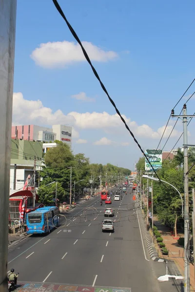 Büyük şehirlerde yol koşulları. Buradan geçen çeşitli araçlar var.