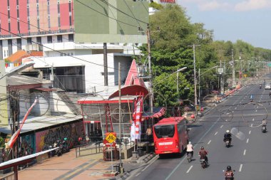 Endonezya, Semarang, 7 Ağustos 2021 - Büyük şehirlerde yol koşulları. Buradan geçen çeşitli araçlar var.