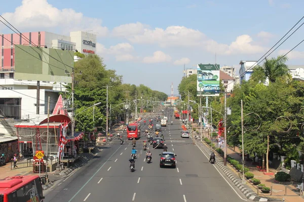 Endonezya, Semarang, 7 Ağustos 2021 - Büyük şehirlerde yol koşulları. Buradan geçen çeşitli araçlar var.