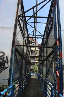 Endonezya, Semarang, 7 Ağustos 2021 - Semarang 'da oldukça iyi durumda bir yaya köprüsü