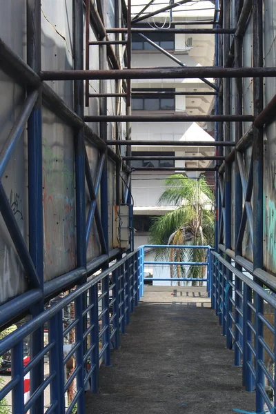 Puente Que Cruza Personas Con Material Hierro Azul Indonesia — Foto de Stock