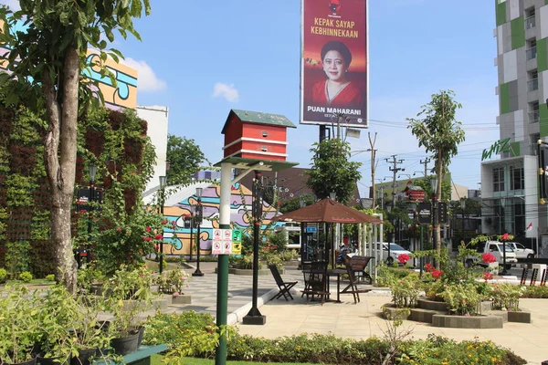 Skrzyżowanie Mieście Semarang Które Wiele Roślin — Zdjęcie stockowe