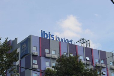 Koyu mor ve açık mor karışımlı Ibis bütçeli otel binası