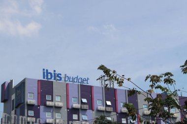 Koyu mor ve açık mor karışımlı Ibis bütçeli otel binası