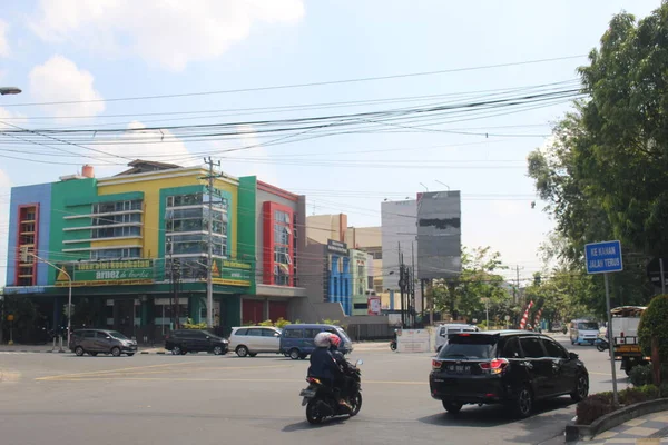 Een Druk Kruispunt Stad Semarang Zijn Verschillende Voertuigen Zoals Auto — Stockfoto