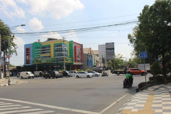 Dość Ruchliwe Skrzyżowanie Mieście Semarang Istnieje Kilka Pojazdów Takich Jak — Zdjęcie stockowe