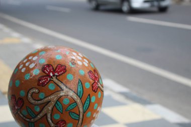 Semarang şehrinin caddelerindeki kaldırımda renkli balo dekorasyonu