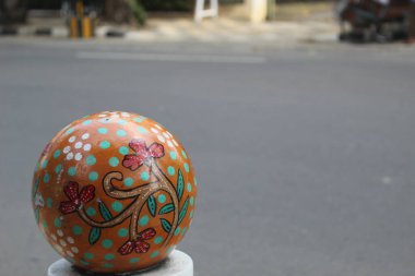 Semarang şehrinin caddelerindeki kaldırımda renkli balo dekorasyonu