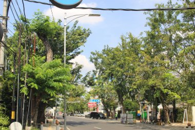 Sokakların durumu sakin, yanlarında ağaçlar ve kaldırımlar var.