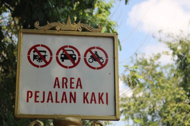 Motorlu araçlar için geçiş izni yok çünkü bu insanlar için bir yol.