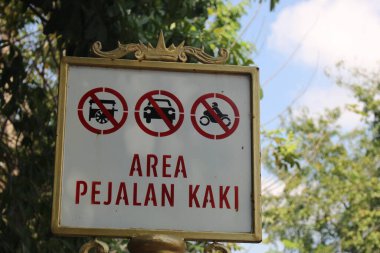 Motorlu araçlar için geçiş izni yok çünkü bu insanlar için bir yol.