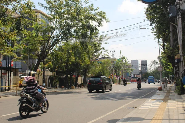 Estado Las Calles Que Están Llenas Vehículos Hay Árboles Aceras —  Fotos de Stock