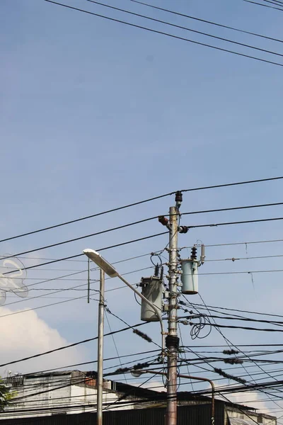 Merkezi Elektrik Toplayıcısı Olan Elektrik Direkleri — Stok fotoğraf