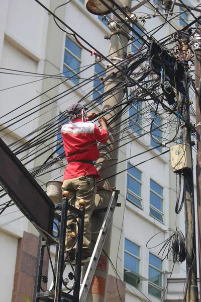 Técnico Indihome Está Fazendo Reparos Linha Internet — Fotografia de Stock