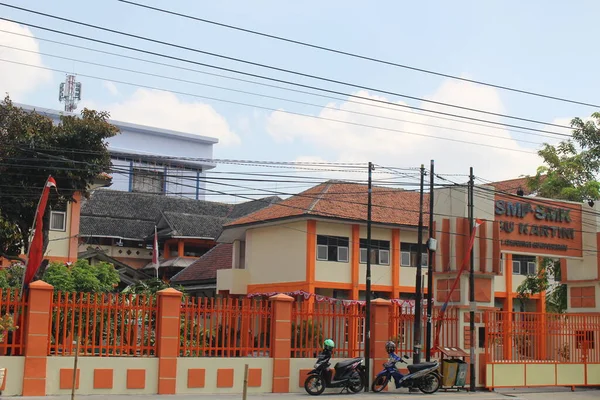 Gedung Smp Dan Sma Kartini Berwarna Oranye — Stok Foto