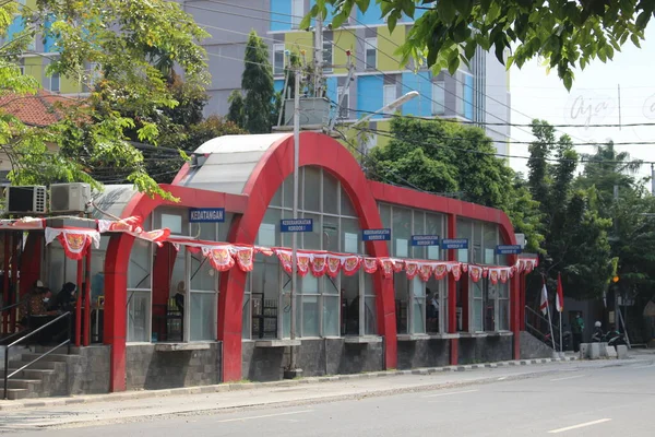 Terminal Bus Merah Yang Kosong Dari Bus — Stok Foto