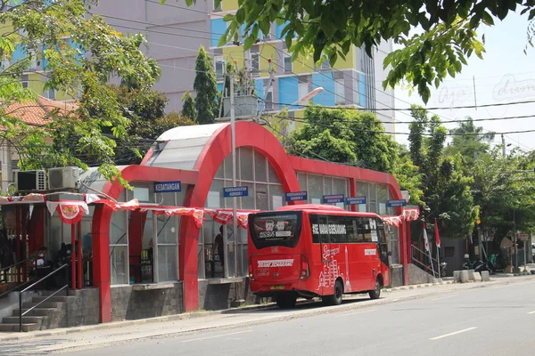 Autocarro Vermelho Está Transportar Passageiros Abrigo Autocarro — Fotografia de Stock