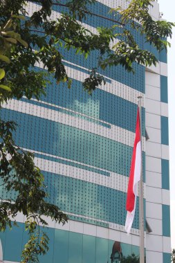 Dış yüzeyi camla kaplı bir bina.