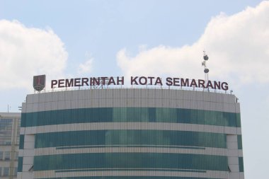 Semarang şehri hükümet binası önünde camlarla dolu.