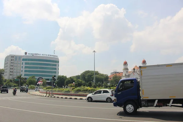 Semarang市中心 即Tugu Muda周围有几辆车 — 图库照片