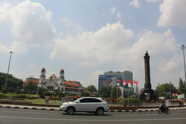 Birçok Araç Semarang Şehrinin Merkezinde Yani Tugu Muda Çevresinde Yer — Stok fotoğraf