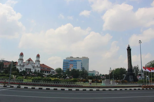 三港市地标建筑由Lawang Sewu和Tugu Muda组成 — 图库照片