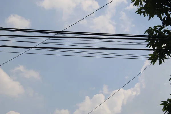 Fios Elétricos Longos Que Atravessam Parte Superior Carcaça — Fotografia de Stock