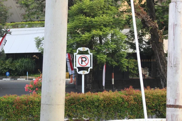 Brak Znaku Parkingowego Poboczu Drogi Przodu Liście — Zdjęcie stockowe
