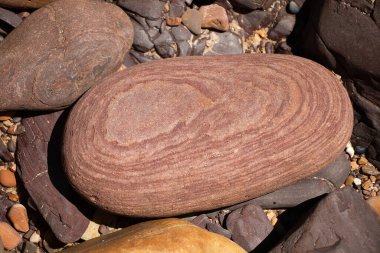 Kahverengi kabartmalı taşın yakın çekim dokusu.
