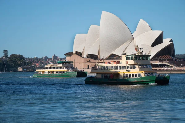 Sydney Opera Binası Nın Önündeki Küçük Şehir Feribotu Deniz Kıyısı Stok Resim