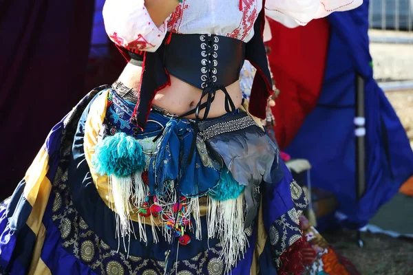 Helle Kleidungselemente Für Einen Zigeunertanz Schal Und Korsett Mit Schnürung — Stockfoto