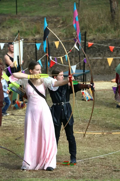 Meninas Arqueiro Atira Arco Com Traje Medieval Participantes Festival Local — Fotografia de Stock