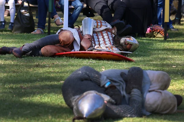 South Australia Gumeracha Medieval Fair Maio 2021 Dois Cavaleiros Derrotados — Fotografia de Stock