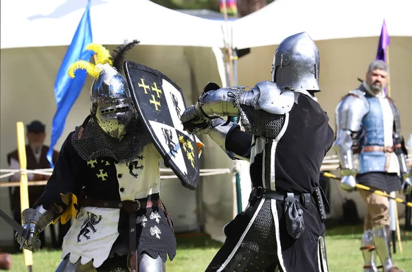 Metal Miğferli Zırhlı Şövalyeler Swards Dövüşü Bir Ortaçağ Fuarında Kostümlü — Stok fotoğraf