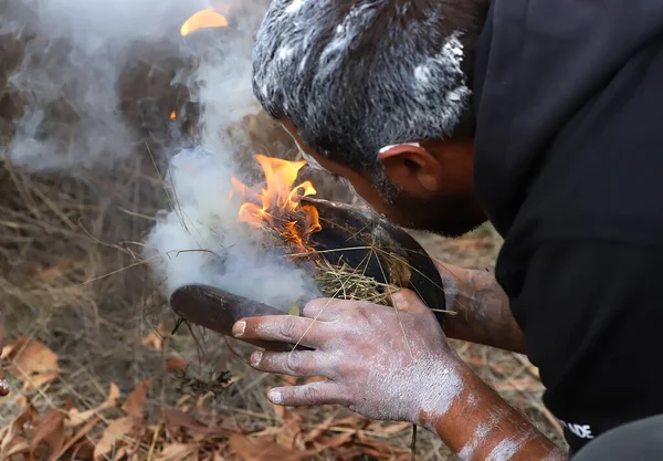 Пожежний Ритуал Заходах Корінного Населення Австралії Один Чоловік Починає Пожежу — стокове фото