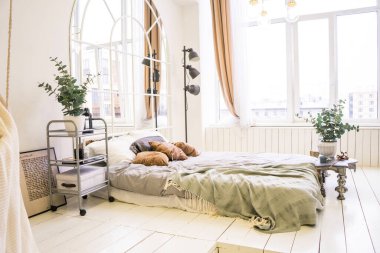 Şık bir dairede dizüstü bilgisayarı olan büyük, rahat bir yatak ve iş yeri. İç mekan. Yüksek kalite fotoğraf