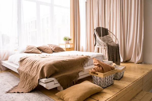 Groot Comfortabel Bed Werkplek Met Laptop Stijlvol Appartement Ruimte Interieur — Stockfoto