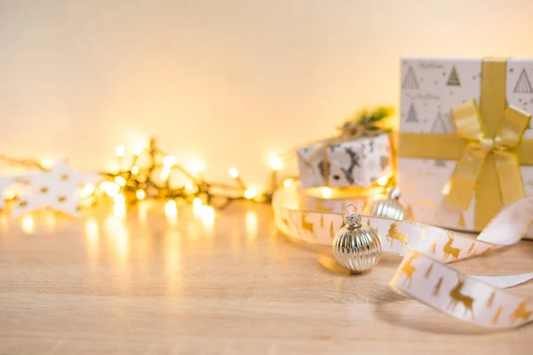 Portret Wit Fotolijstje Model Met Kerstcadeaus Boken Verlichting Hoge Kwaliteit — Stockfoto