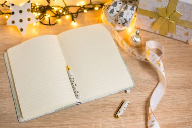 Noel Baba 'ya Noel ağacı süslemelerinin arasında bir mektup. Yukarıdan görüntüle.