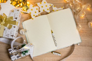 Noel Baba 'ya Noel ağacı süslemelerinin arasında bir mektup. Yukarıdan görüntüle.