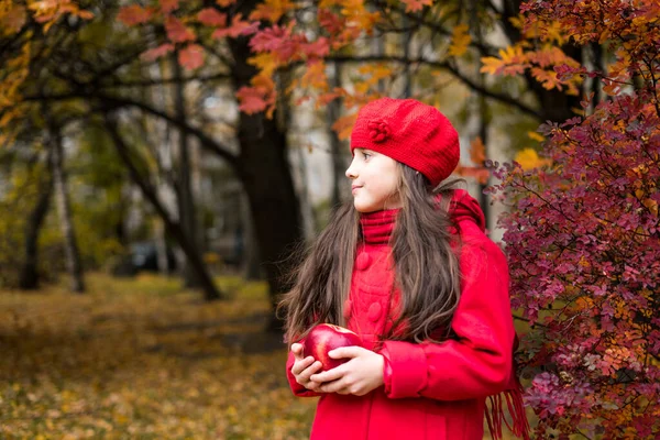 Bella ragazza nel soleggiato parco autunnale. Bambino che gioca nel parco in autunno. Modo autunnale. — Foto Stock