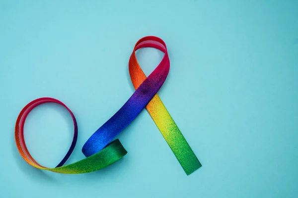 レインボーリボンの意識 Lgbtコミュニティ 世界の援助の日 Hivの概念を持つ人々への意識啓発キャンペーンの象徴的な概念 — ストック写真