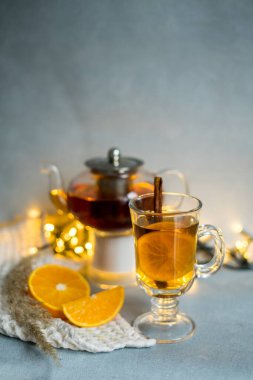 Durgun yaşam. Oturma odasının iç tarafındaki sehpanın üzerinde bir çaydanlık ve bir fincan çay. Sıcak bir sonbahar konsepti. Yüksek kalite fotoğraf