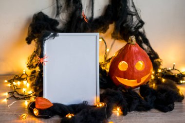 Cadılar Bayramı konsepti. Fotoğraf çerçevesi, beyaz arkaplanda cadılar bayramı süslemeleri. Ön manzara, kopyalama alanı. Yüksek kalite fotoğraf