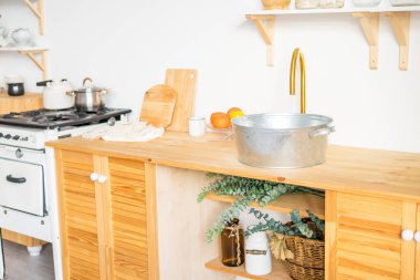 Yeşil bitkilerle donatılmış şık bir mutfak. Ev dekorasyonu. Yüksek kalite fotoğraf